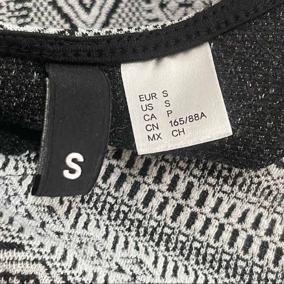 Divided Black and White Short Sleeve Jacquard Crop Top Size Small - Picture 7 of 7